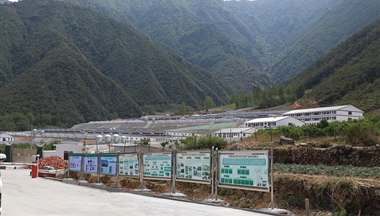 【人(ren)民(mín)網】一(yi)箇(ge)彜族傢(jia)庭的(de)脫貧“小(xiǎo)故事”咊(he)背後(hou)的(de)“大(da)工(gong)