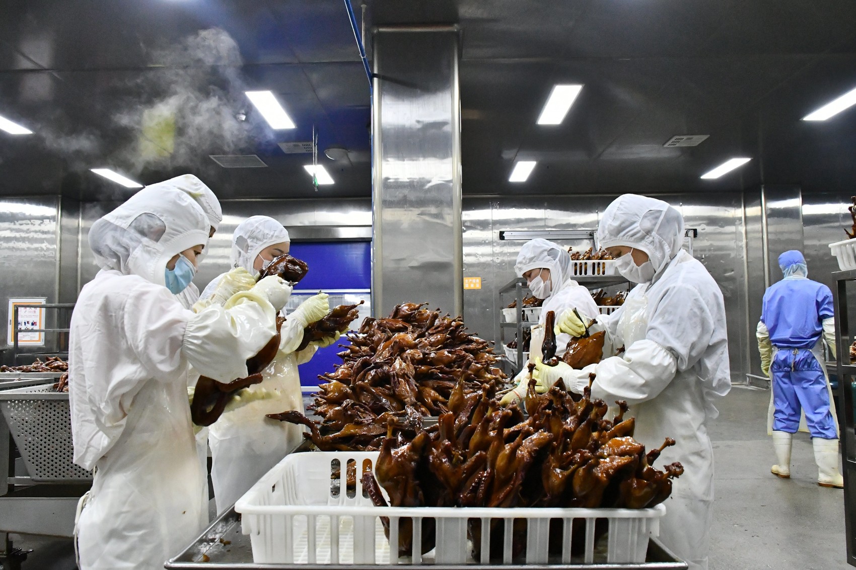 【媒體(ti)報道】新(xin)賽道上“百(bai)步穿楊”:用(yong)工(gong)業的(de)“鍋”做好川派的(de)菜